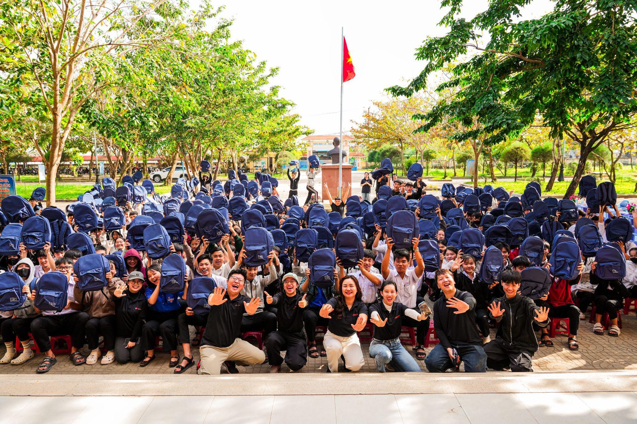 MIA.vn và Larita trao tặng 1.000 balo sau lũ - 4