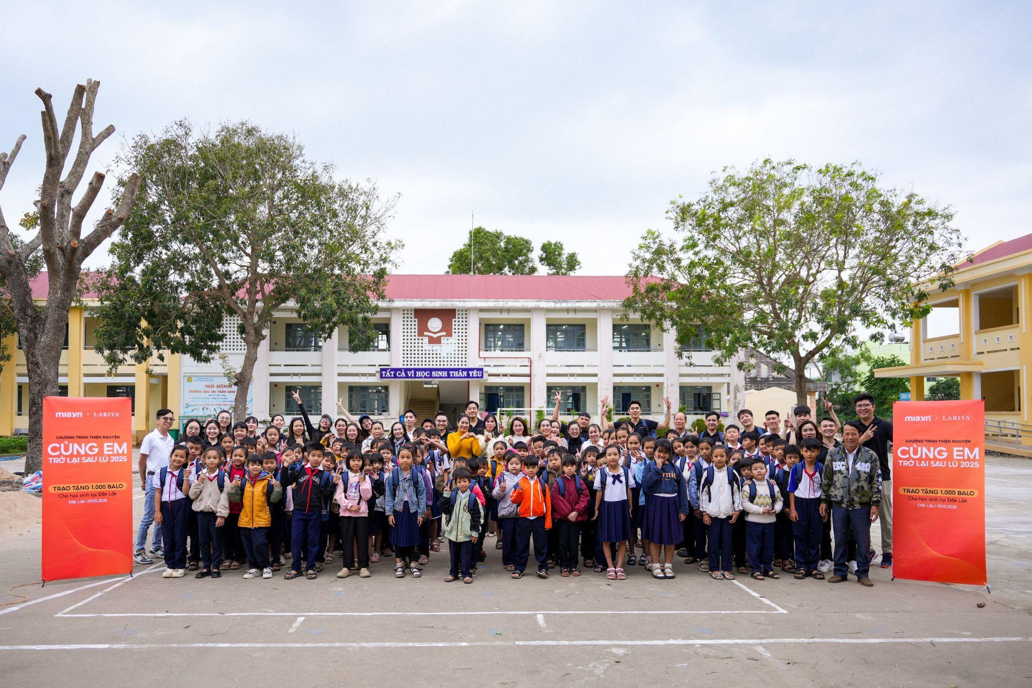 MIA.vn và Larita trao tặng 1.000 balo sau lũ - 2