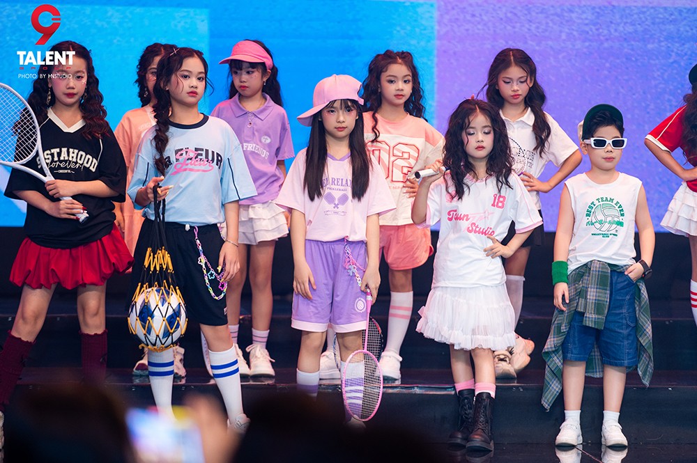 Mãn nhãn màn trình diễn BST Xuân Hè 2026 của Chiho: Sàn runway hóa “sân vận động” thời thượng - 3