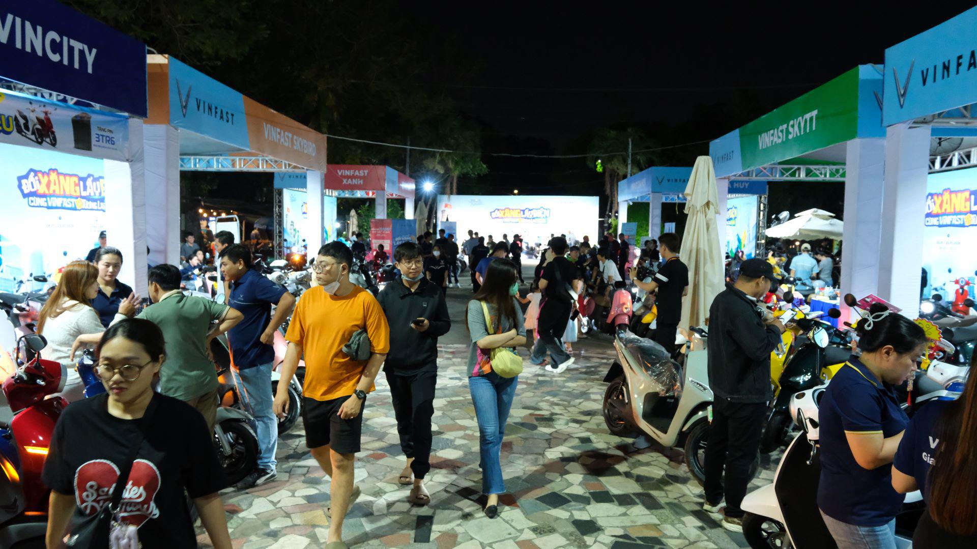 Sự kiện Đổi xăng lấy điện: Người dân TP.HCM nườm nượp “chốt” xe máy điện VinFast đi Tết - 6