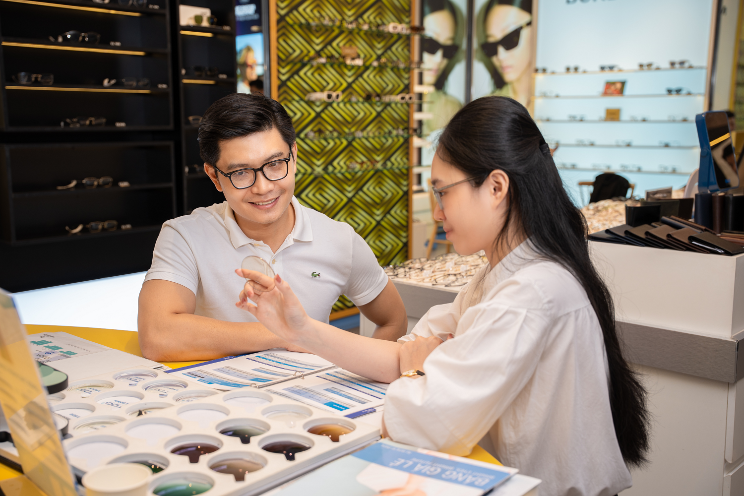 Mua tròng kính đổi màu tại Hải Triều: An tâm về chất lượng - 1