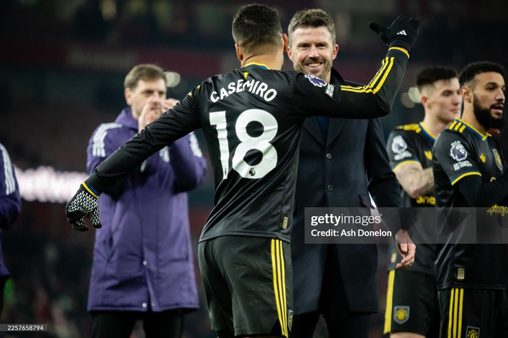 Lạ lùng MU: Carrick cầm quân, thắng lớn và bỗng dưng..."bị" đua ngôi vô địch - 1