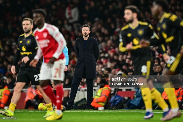 Lạ lùng MU: Carrick cầm quân, thắng lớn và bỗng dưng..."bị" đua ngôi vô địch - 2