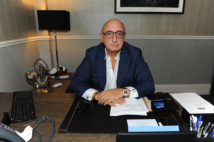 Siêu cò bóng đá bị cáo buộc giam giữ nô lệ tình dục suốt 6 năm và đe doạ giết người - 1