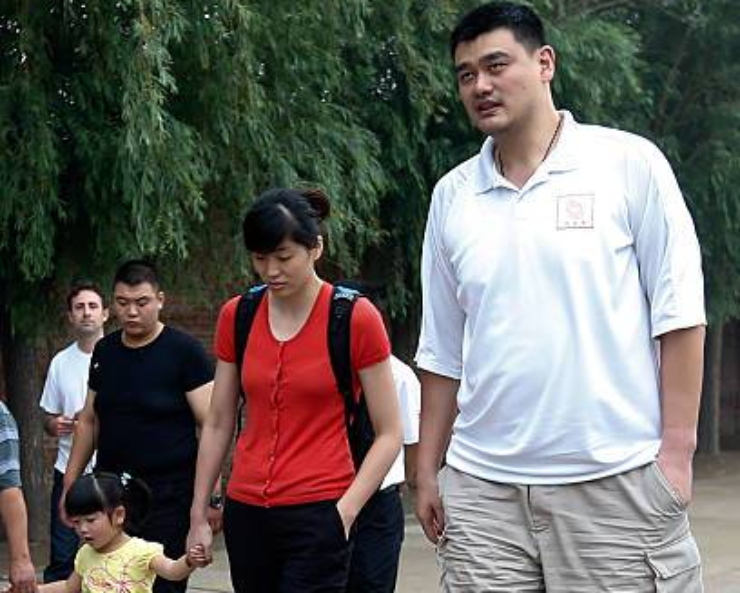 "Khổng lồ" bóng rổ Yao Ming 2m29 khiến vợ phải kêu khổ về chuyện "thầm kín" - 1