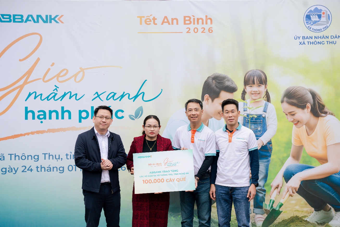 ABBANK trao tặng 100.000 cây quế cho người dân xã Thông Thụ, tỉnh Nghệ An - 1
