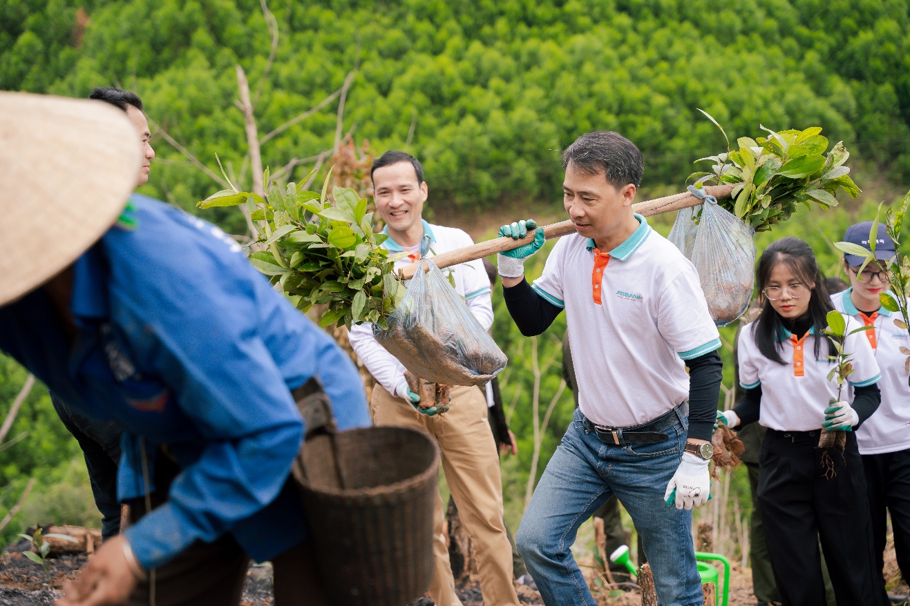 ABBANK trao tặng 100.000 cây quế cho người dân xã Thông Thụ, tỉnh Nghệ An - 5