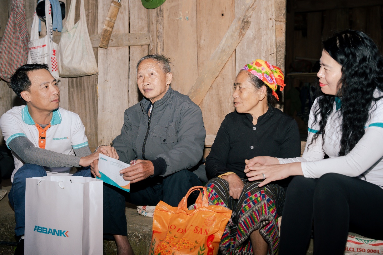 ABBANK trao tặng 100.000 cây quế cho người dân xã Thông Thụ, tỉnh Nghệ An - 6