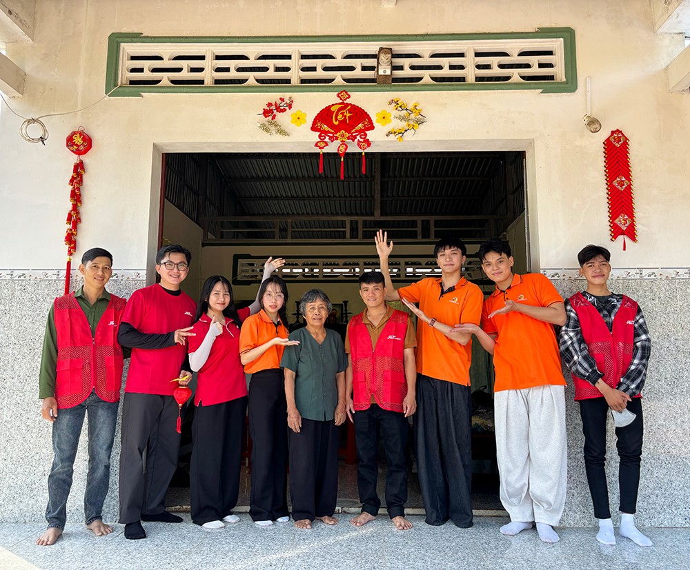 Mùa xuân trên những chuyến xe, chở tấm lòng sẻ chia của tuổi trẻ - 2