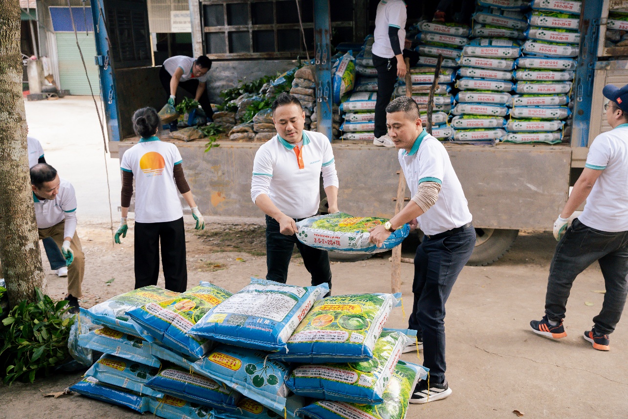 ABBANK trao tặng 100.000 cây quế cho người dân xã Thông Thụ, tỉnh Nghệ An - 3