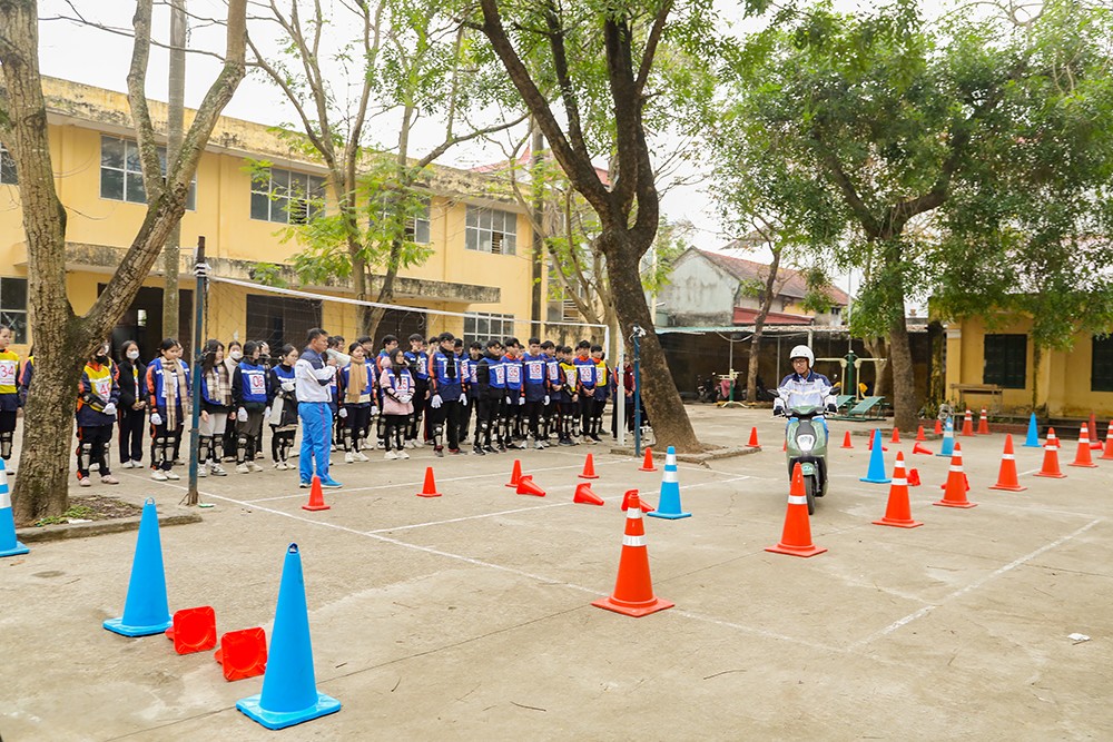 Honda Việt Nam hướng dẫn pháp luật về trật tư an toàn giao thông và kỹ năng lái xe an toàn trên địa bàn trọng điểm - 2