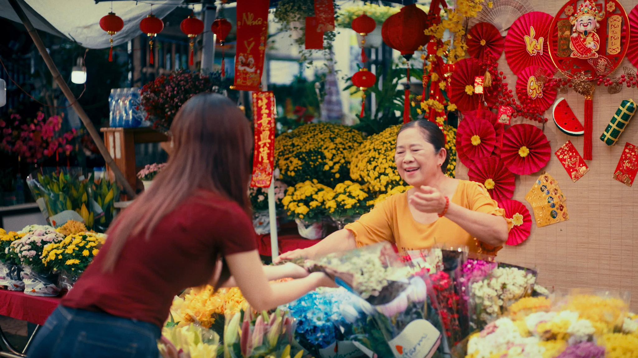 Tết không chỉ là đoàn viên, Tết còn sẻ chia may mắn - 1