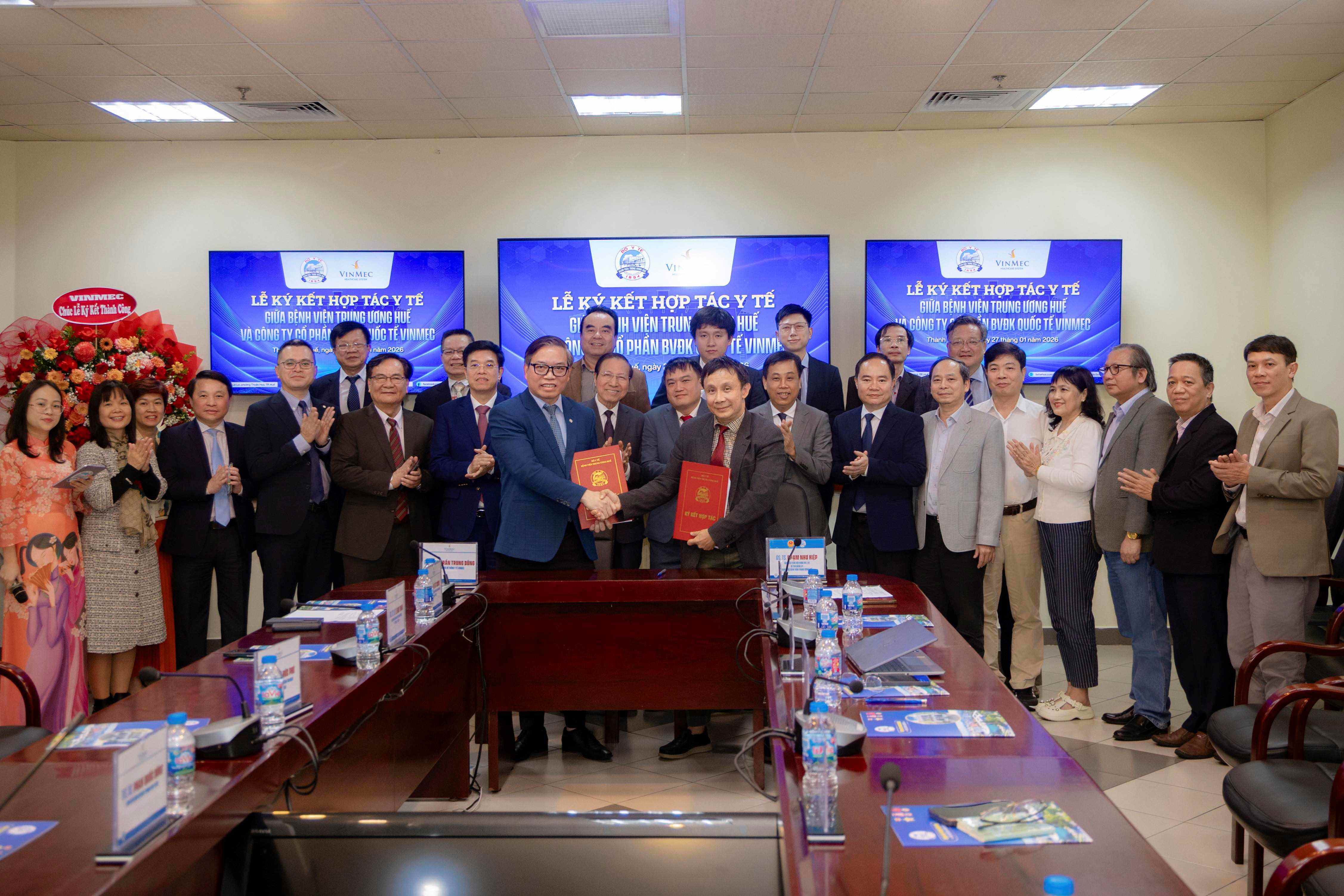 Vinmec ký kết hợp tác với Bệnh viện Trung ương Huế, nâng cao năng lực điều trị chuyên sâu cho người dân miền Trung - Tây Nguyên - 1