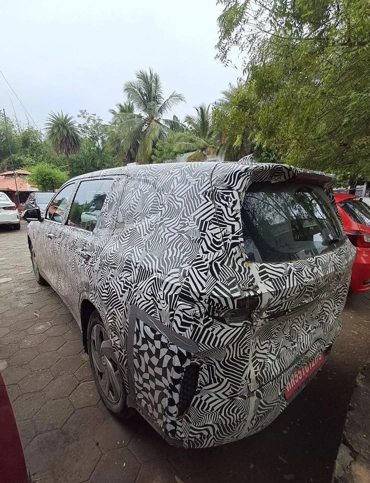 VinFast Limo Green lộ diện gặp chạy thử tại Ấn Độ với lớp ngụy trang - 2