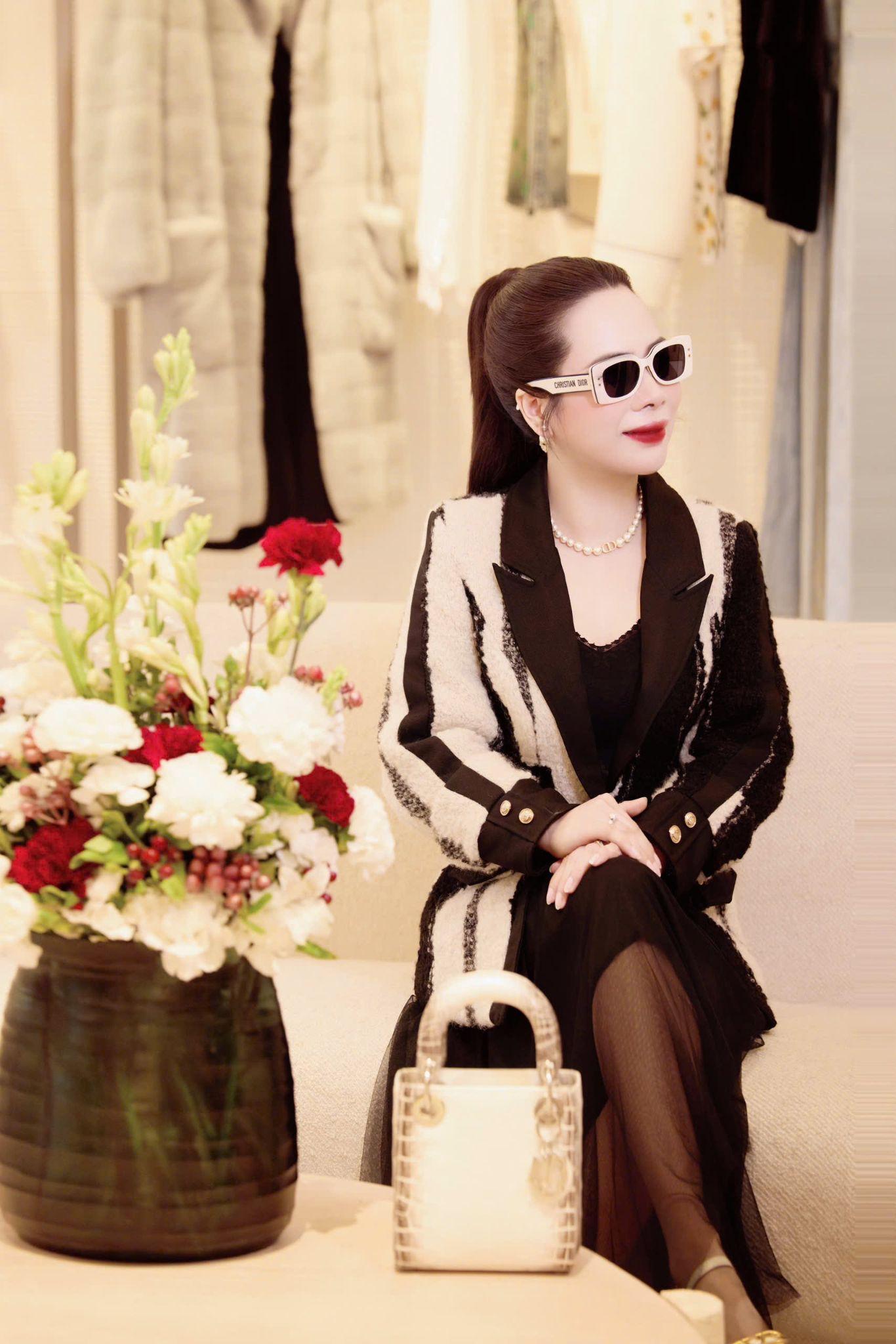 Nữ doanh nhân bốn con vẫn giữ gu thời trang thanh lịch, tinh tế - 8