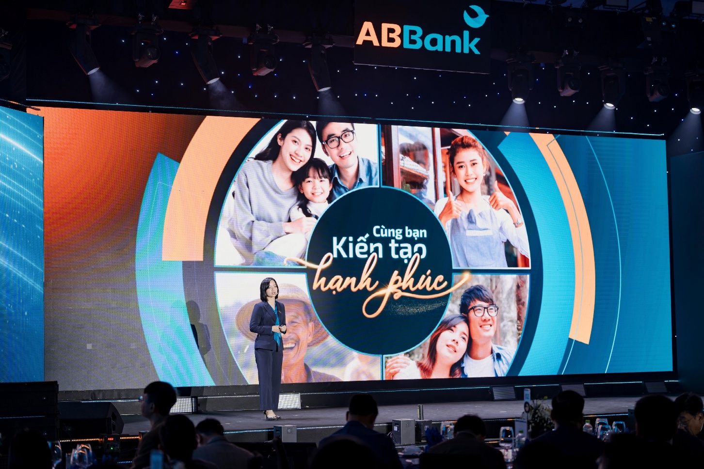 ABBank ra mắt nhận diện thương hiệu mới: Tiếp nối triết lý phụng sự khách hàng và cộng đồng - 1