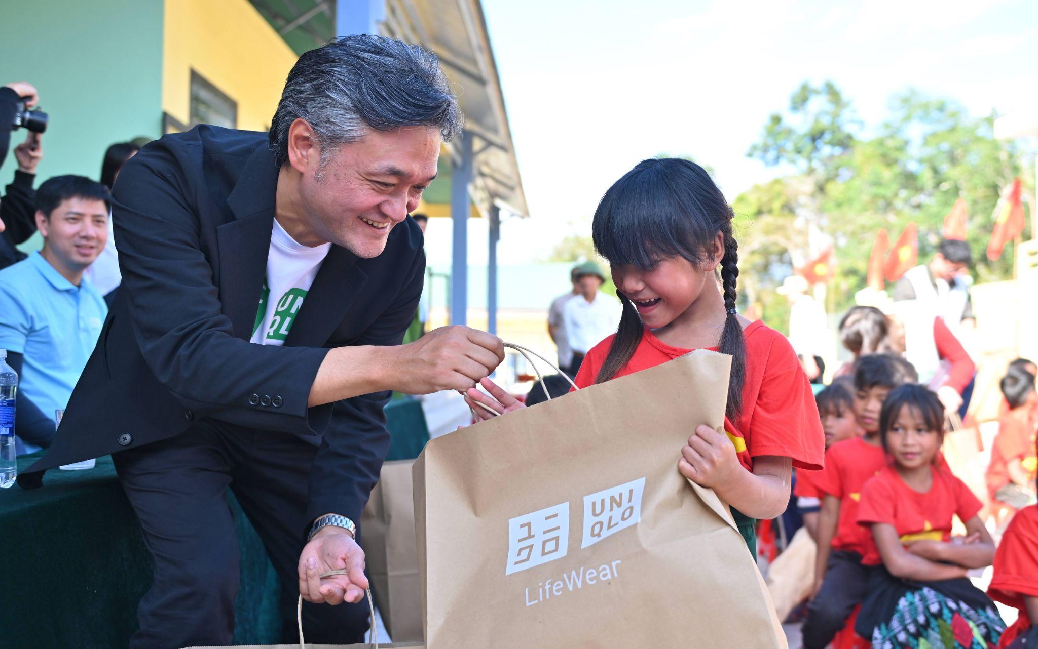 UNIQLO Việt Nam tặng 5.000 áo giữ nhiệt HEATTECH cho người dân tại Quảng Trị - 3