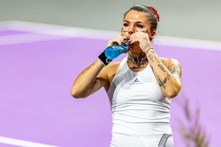 Xuất hiện nữ tay vợt xăm kín mặt, ngổ ngáo không thèm "đếm xỉa" đối thủ - 1