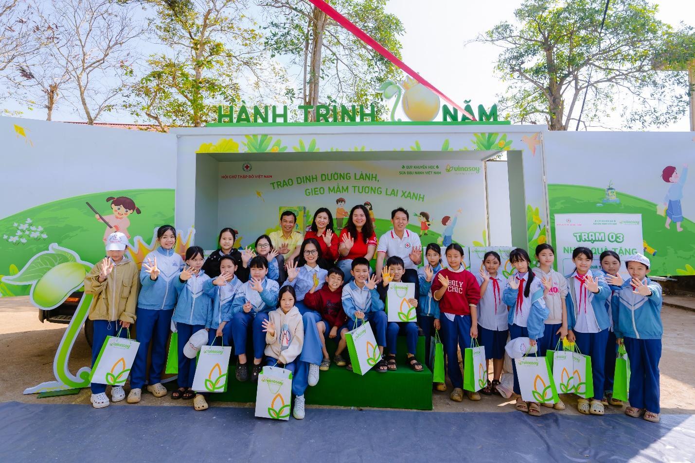 "Chuyến xe trao dưỡng chất lành" mang niềm vui khám phá đến trẻ vùng cao - 1