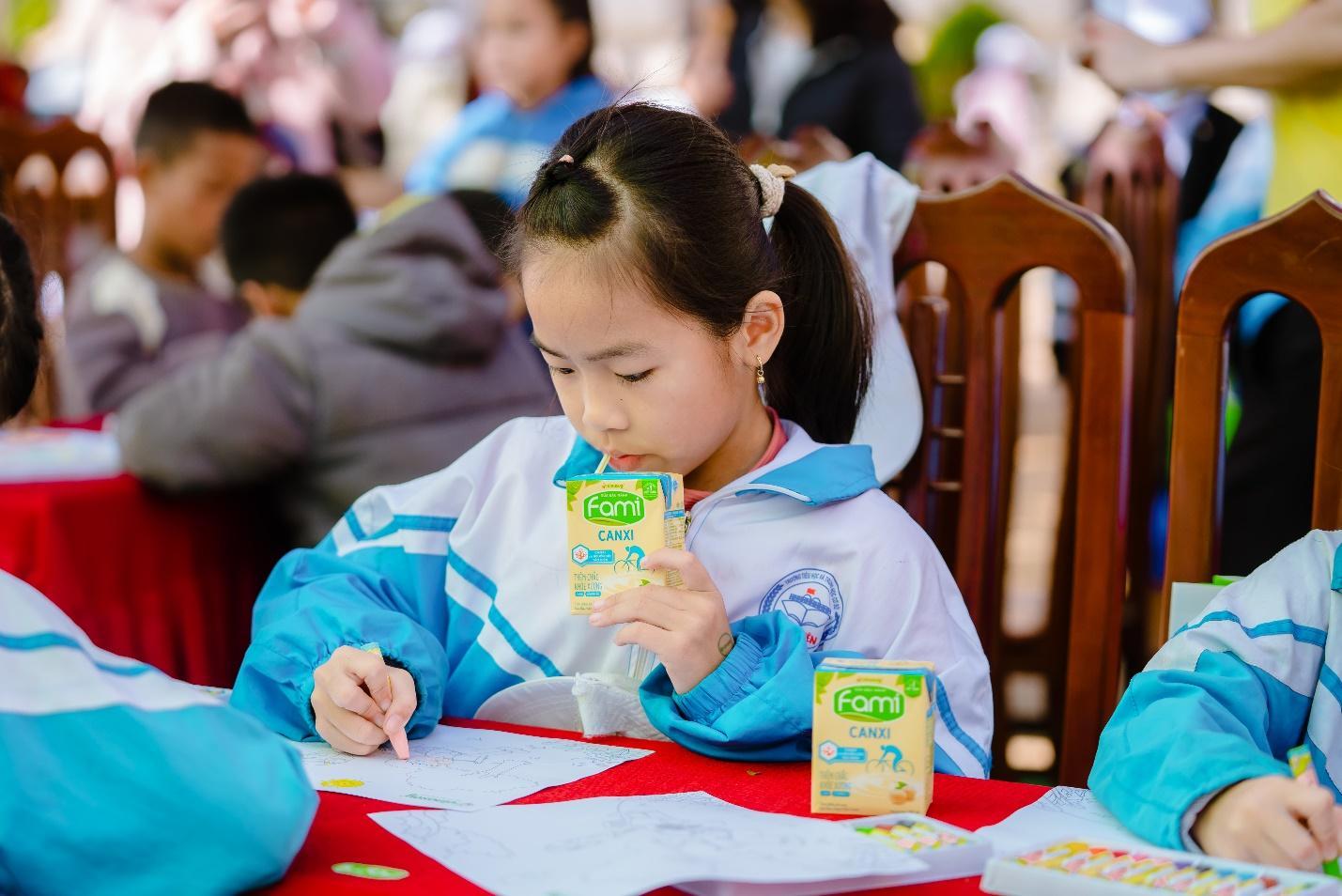 "Chuyến xe trao dưỡng chất lành" mang niềm vui khám phá đến trẻ vùng cao - 5