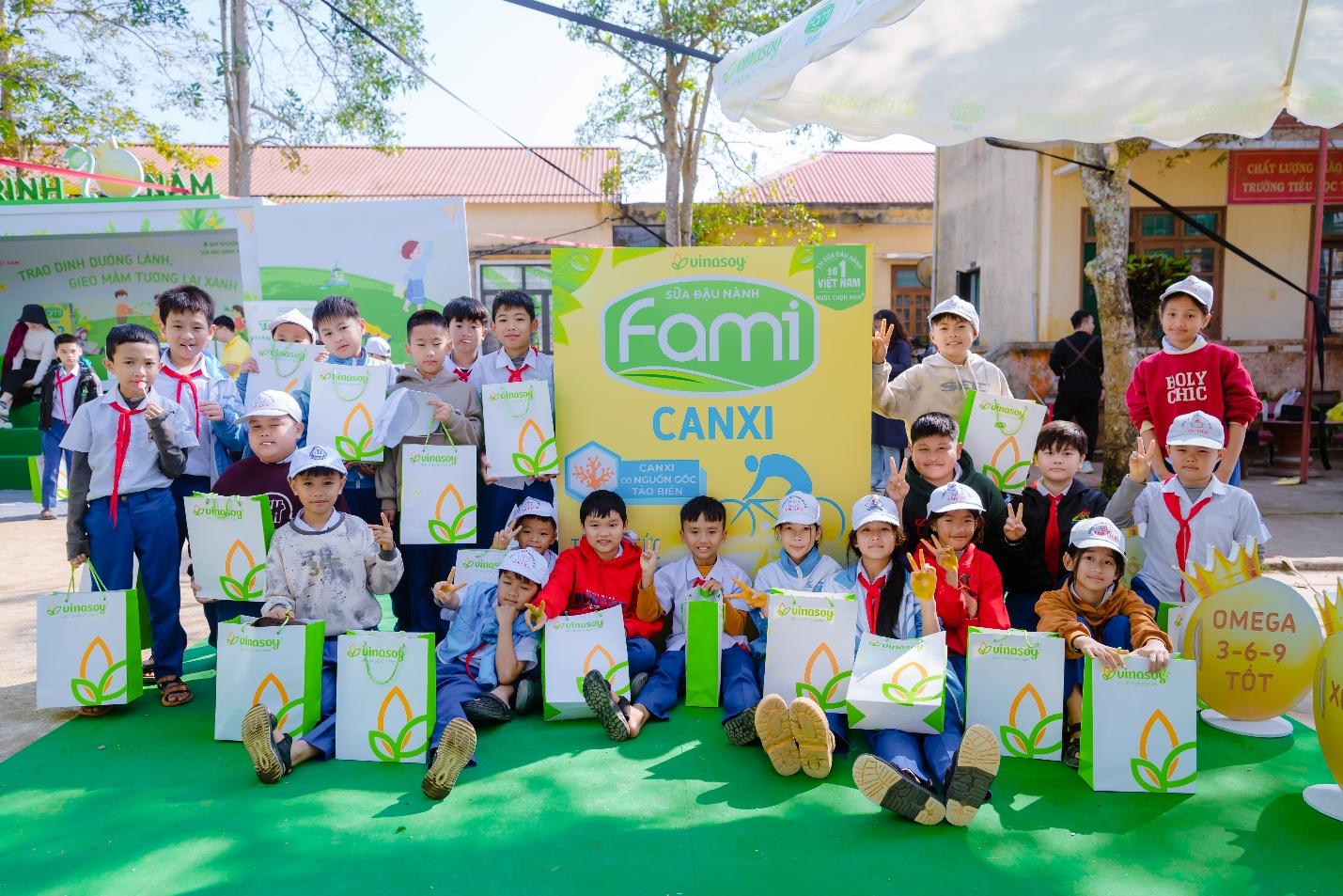 "Chuyến xe trao dưỡng chất lành" mang niềm vui khám phá đến trẻ vùng cao - 7