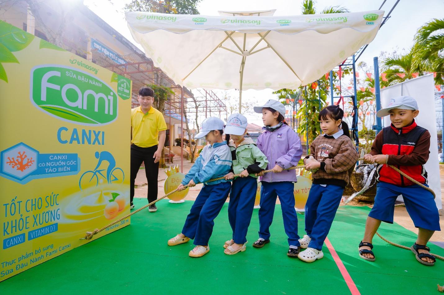 "Chuyến xe trao dưỡng chất lành" mang niềm vui khám phá đến trẻ vùng cao - 4