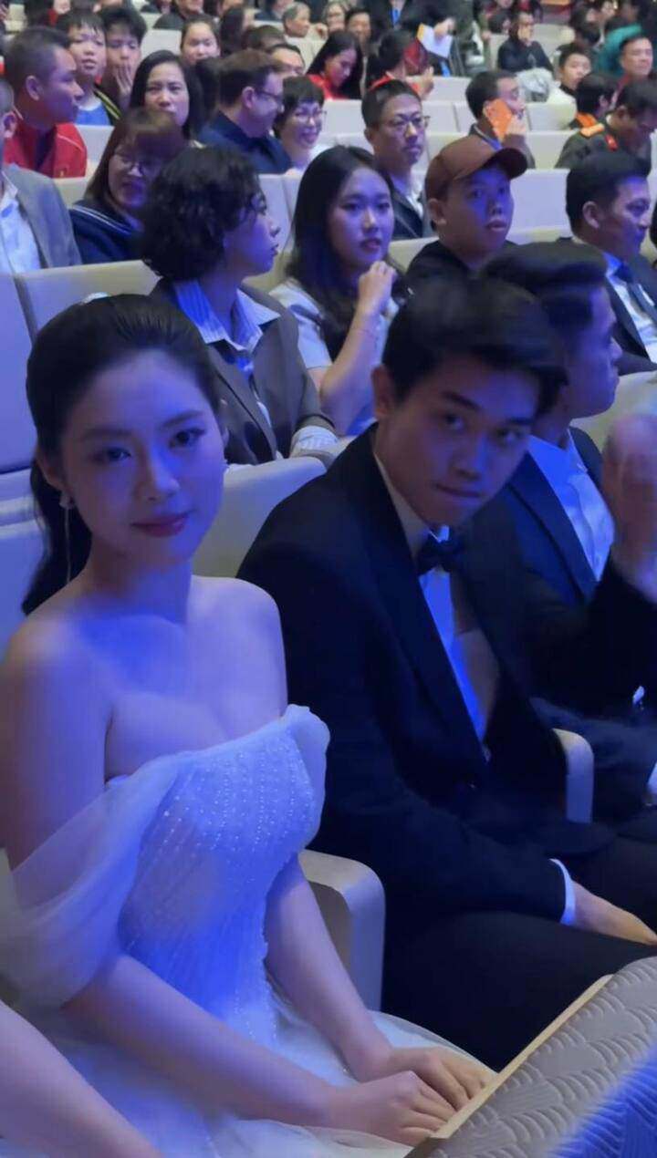 Đình Bắc "gây bão" sau U23 châu Á và tin đồn với Á hậu, người đẹp - 1