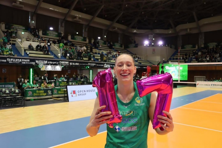 Chân dài Thanh Thúy khuynh đảo bóng chuyền Nhật, trổ tài làm... nhiếp ảnh gia - 2