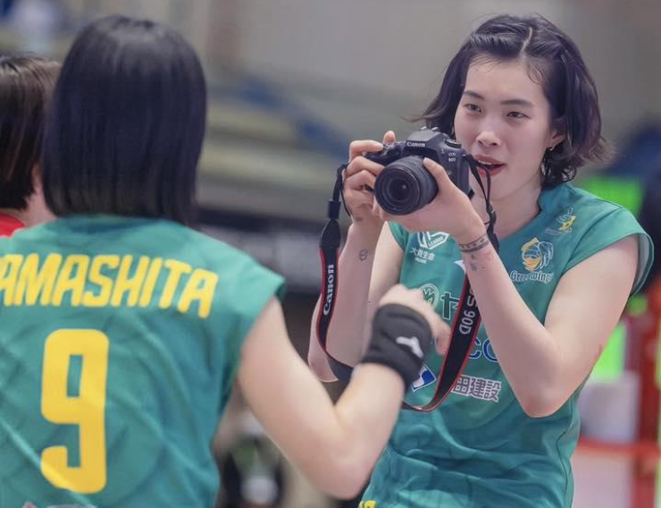 Chân dài Thanh Thúy khuynh đảo bóng chuyền Nhật, trổ tài làm... nhiếp ảnh gia - 1