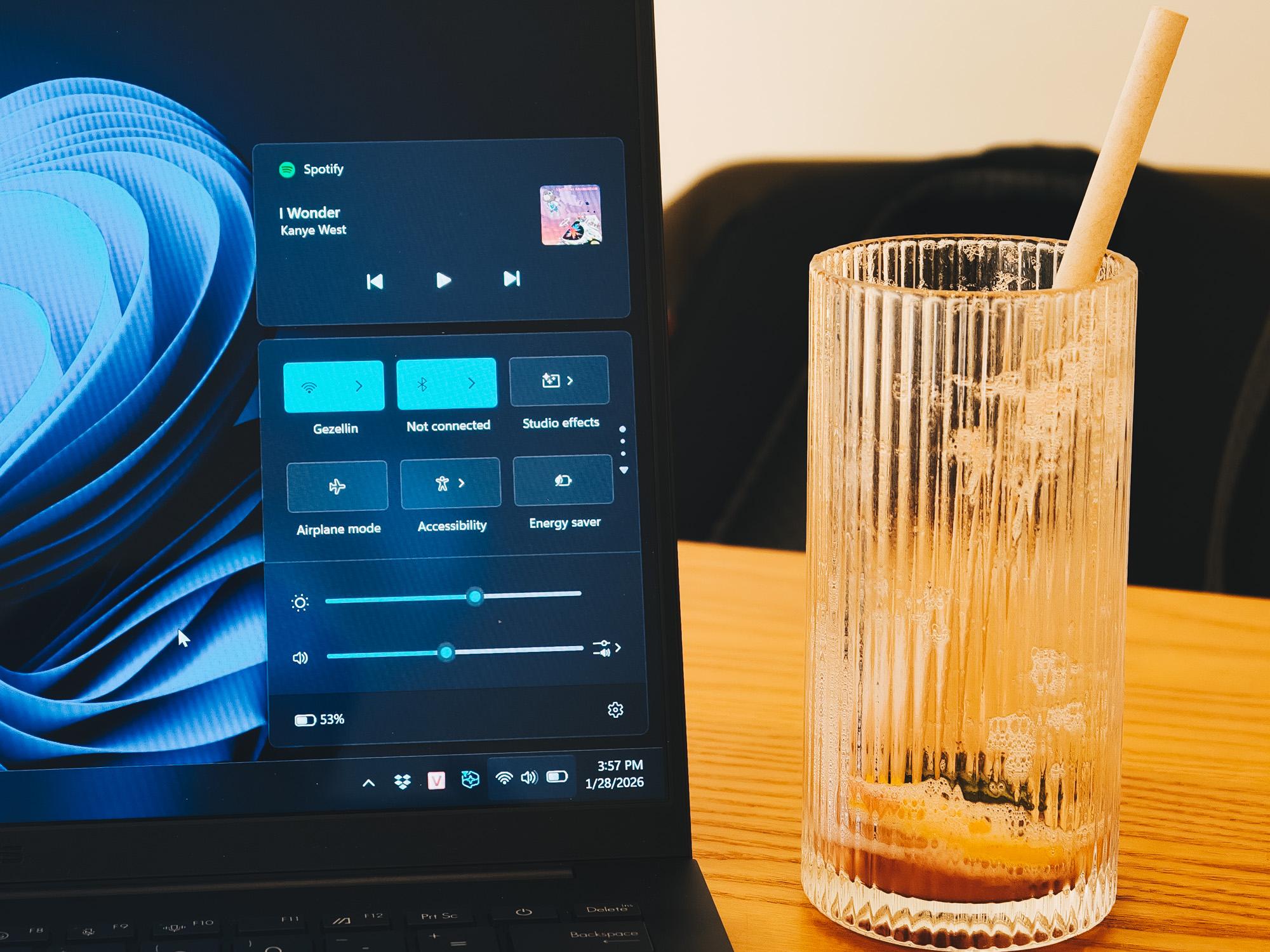 Đi làm quên mang sạc, tưởng “toang” rồi - Nhưng chiếc laptop này vẫn trụ nguyên một ngày - 3