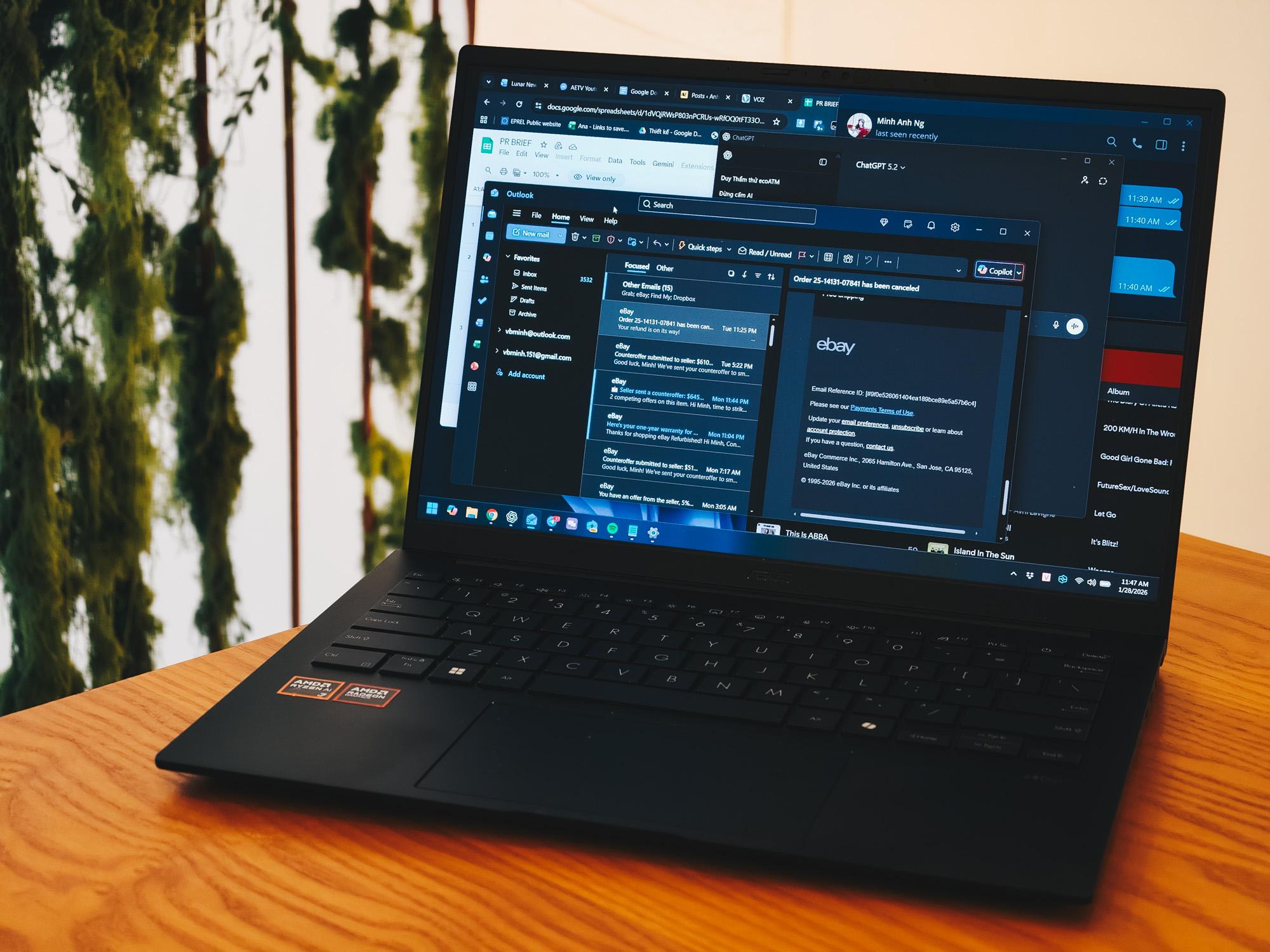 Đi làm quên mang sạc, tưởng “toang” rồi - Nhưng chiếc laptop này vẫn trụ nguyên một ngày - 1