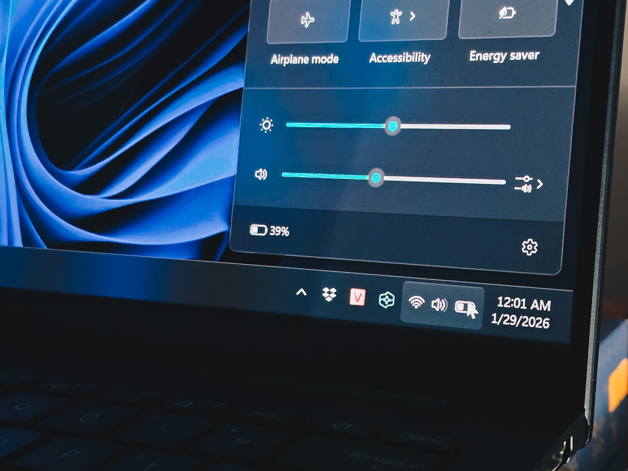 Đi làm quên mang sạc, tưởng “toang” rồi - Nhưng chiếc laptop này vẫn trụ nguyên một ngày - 4