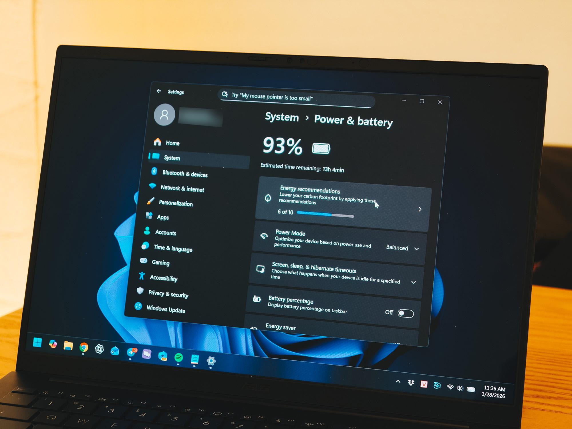 Đi làm quên mang sạc, tưởng “toang” rồi - Nhưng chiếc laptop này vẫn trụ nguyên một ngày - 2