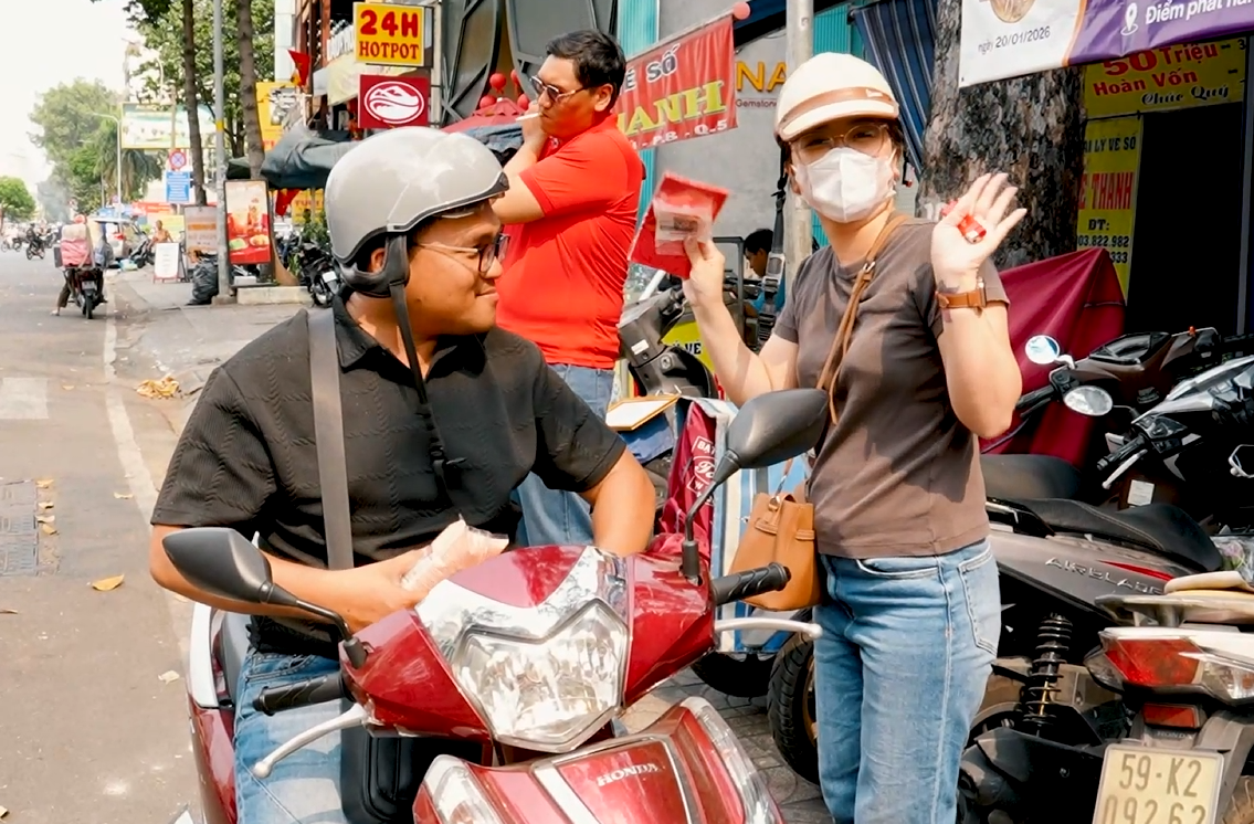 Bà chủ điểm bán vé Vietlott trúng hơn 257 tỷ đồng: Nhiều người tới “xin vía” - 4