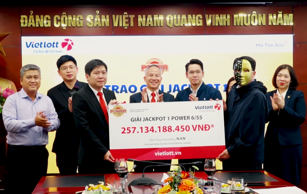 Bà chủ điểm bán vé Vietlott trúng hơn 257 tỷ đồng: Nhiều người tới “xin vía” - 1