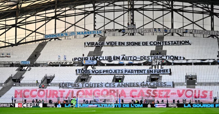 Đội Greenwood khủng hoảng: Sếp lớn từ chức, fan tràn vào khán đài VIP làm loạn - 3