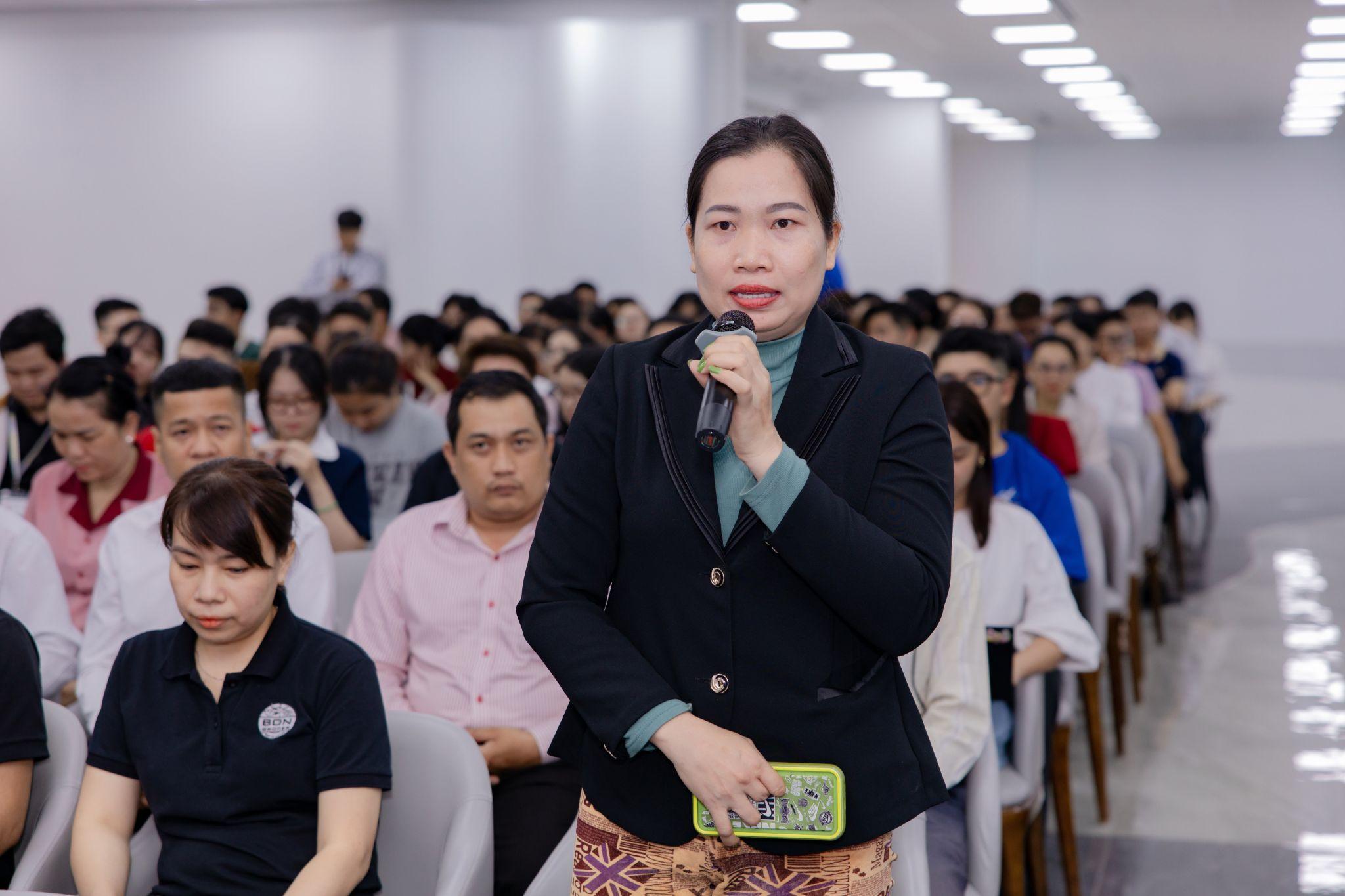 Nhiều tạp vụ, bảo vệ bật khóc khi nhận thưởng Tết là một lượng vàng 9999 - 2