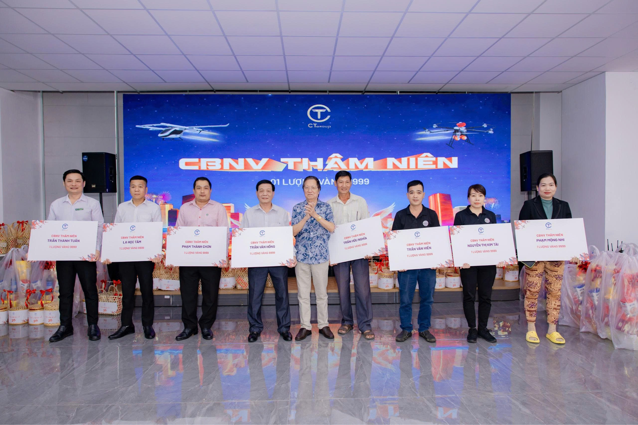 Nhiều tạp vụ, bảo vệ bật khóc khi nhận thưởng Tết là một lượng vàng 9999 - 1