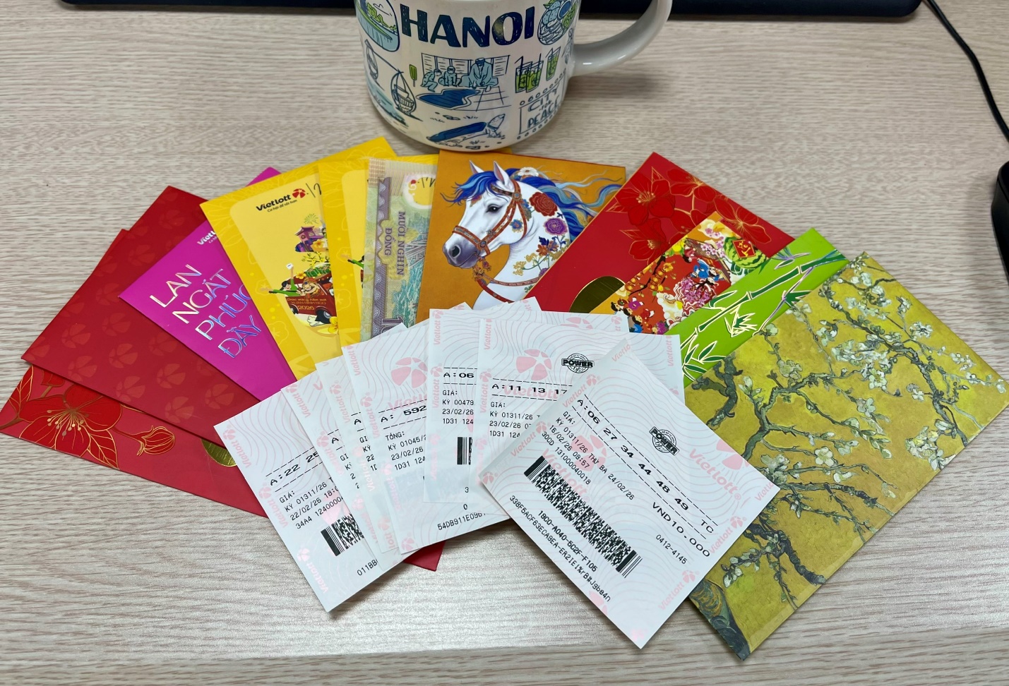 Ngày đầu đi làm sau Tết: Trao nhau tờ vé số trong bao lì xì - 2