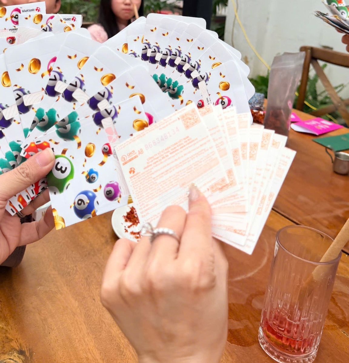 Ngày đầu đi làm sau Tết: Trao nhau tờ vé số trong bao lì xì - 5