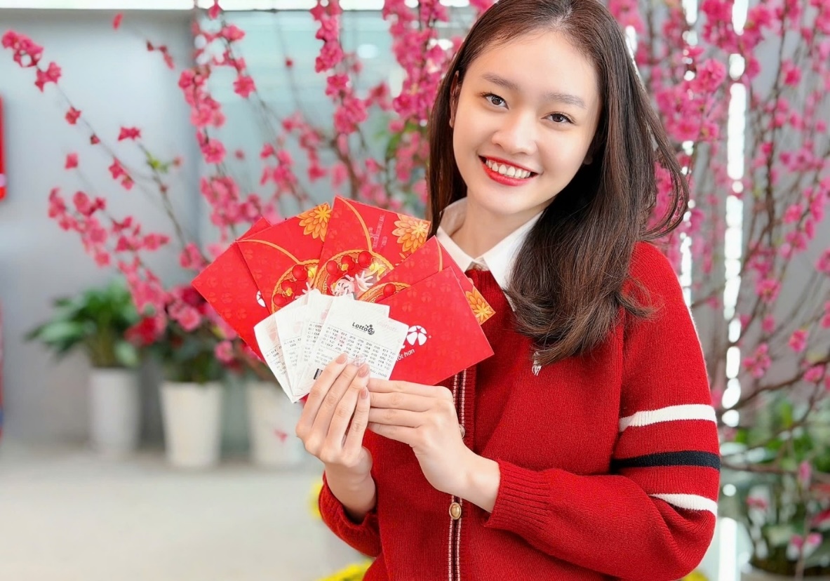 Ngày đầu đi làm sau Tết: Trao nhau tờ vé số trong bao lì xì - 1