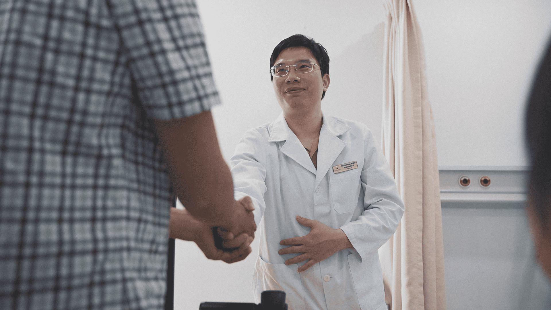 Phép màu y học giữa đời thường: Bác sĩ Vinmec “hồi sinh” đôi chân cho bé gái liệt hoàn toàn - 3