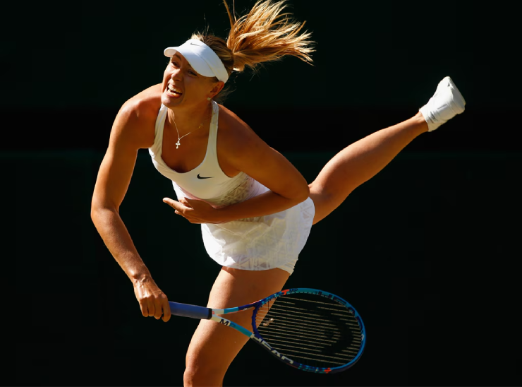 Sharapova mặc kiệm vải, khoe "đôi gò bồng đảo" giữa trời đông giá lạnh - 2