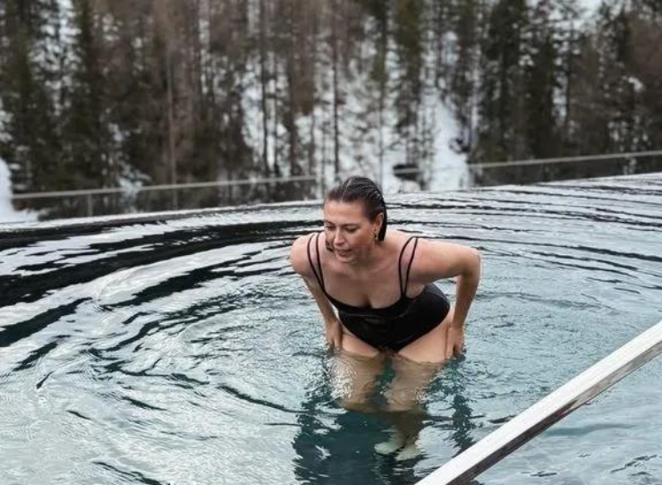 Sharapova mặc kiệm vải, khoe "đôi gò bồng đảo" giữa trời đông giá lạnh - 1