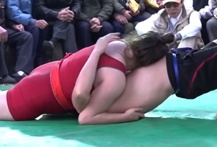 Người đàn ông U60 thách đấu nữ đô Anh Thư, bị đè "cứng cựa" trên sới vật - 1