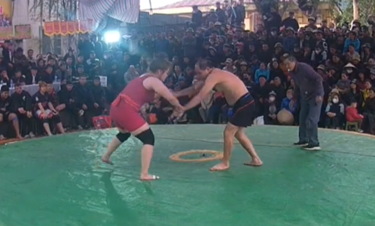 Người đàn ông U60 thách đấu nữ đô Anh Thư, bị đè "cứng cựa" trên sới vật - 2