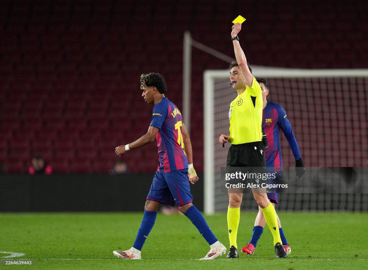 Xe bus chở cầu thủ Atletico bị ném vỡ kính, CĐV Barcelona để lại ấn tượng xấu - 3