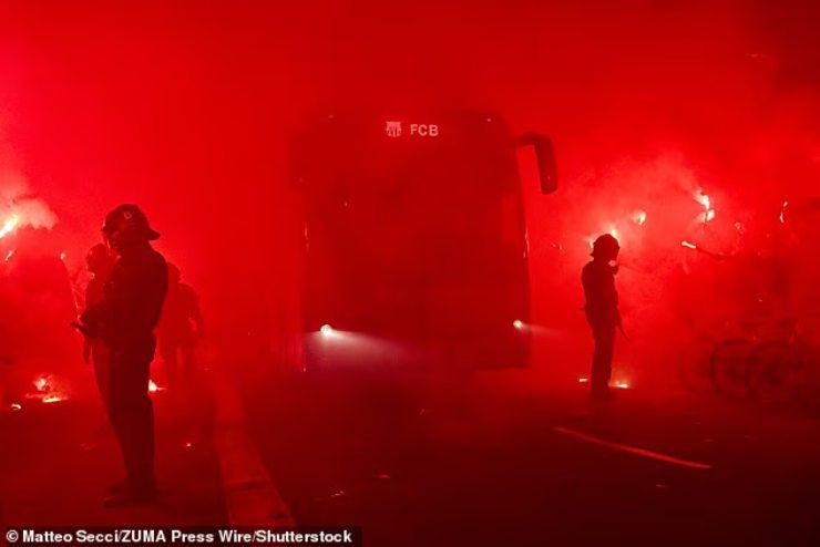 Xe bus chở cầu thủ Atletico bị ném vỡ kính, CĐV Barcelona để lại ấn tượng xấu - 1