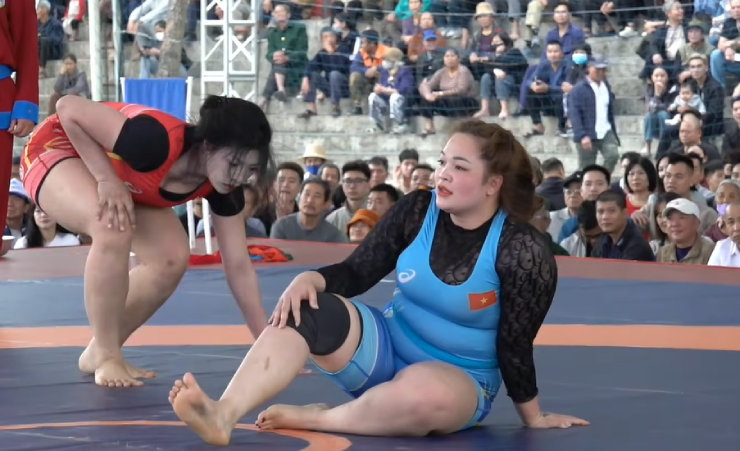 Đỉnh cao vật hội làng: Hot girl Anh Thơ so tài chuyên gia "săn trai làng" Anh Thư - 1