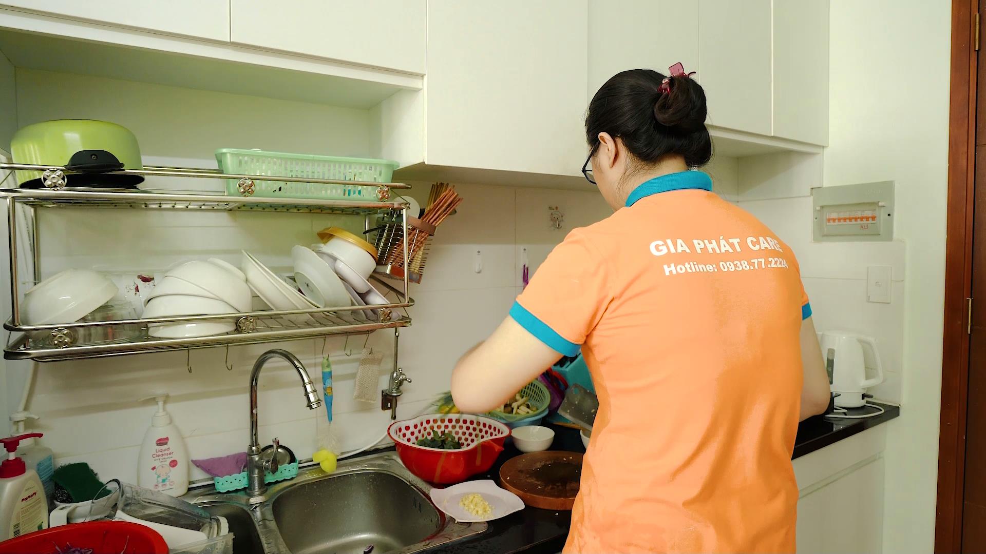 "Ca làm việc thứ hai" sau giờ tan sở: Rào cản vô hình đối với sức khỏe tinh thần - 1